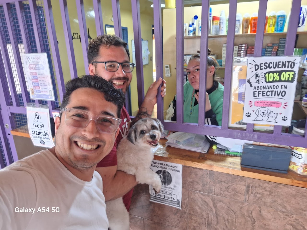 Interior moderno y limpio del consultorio veterinario en Castelar